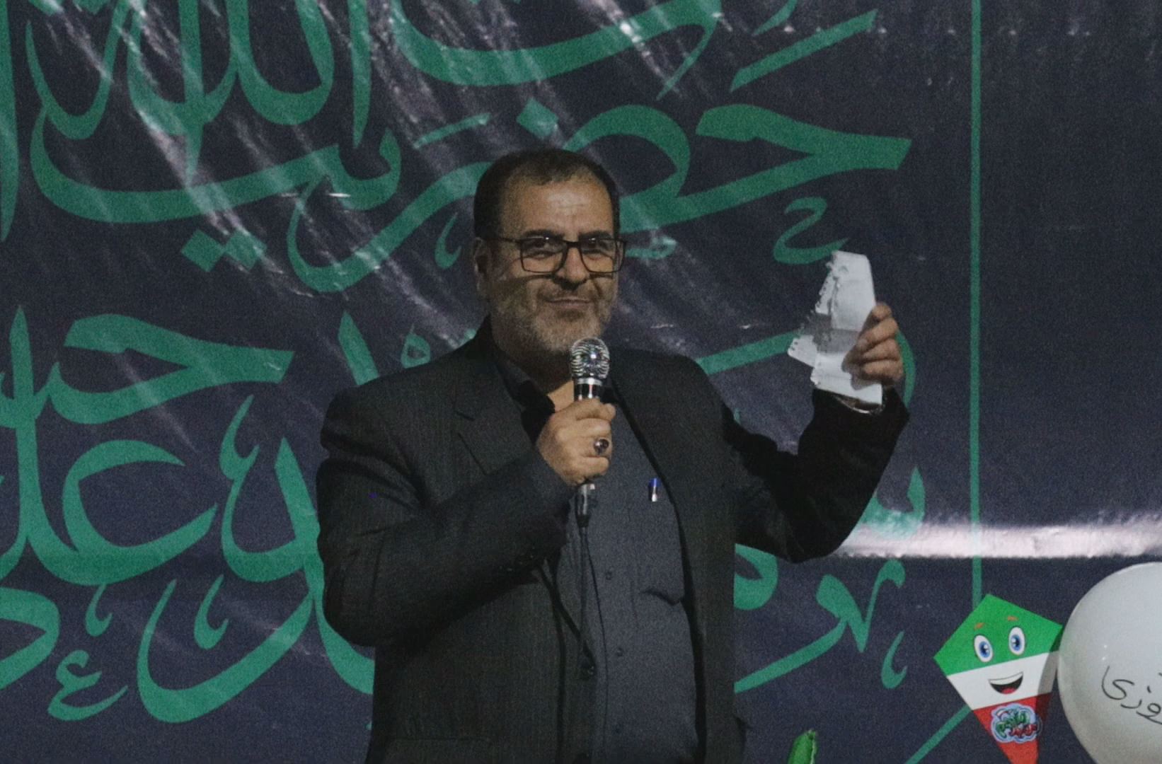 ملت ایران در برابر استکبار ایستادگی میکند