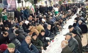 ضیافت افطاری کف خیابان چالوس