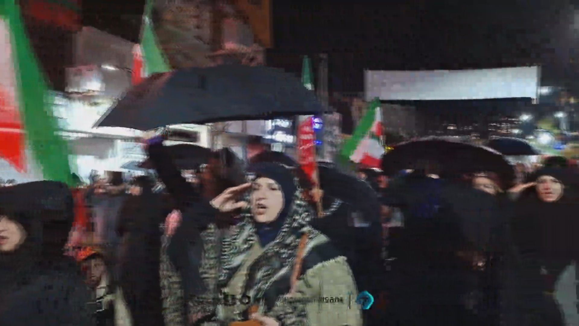 بارش رحمت الهی مانع عزم مردم چالوس نشد؛ حضور حماسی در شب بارانی «شب‌های مقاومت و ایستادگی»